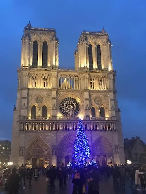 ベッド・アンド・ブレックファスト Private Bedroom 1 Near Eiffel Tower, Saint Germain パリ フランス