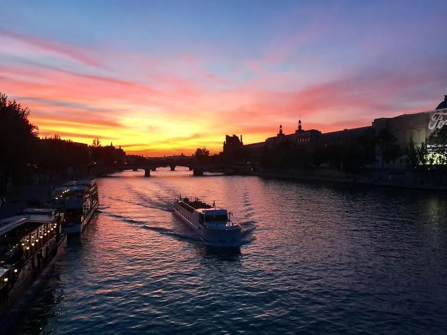ベッド・アンド・ブレックファスト Private Bedroom 1 Near Eiffel Tower, Saint Germain パリ フランス