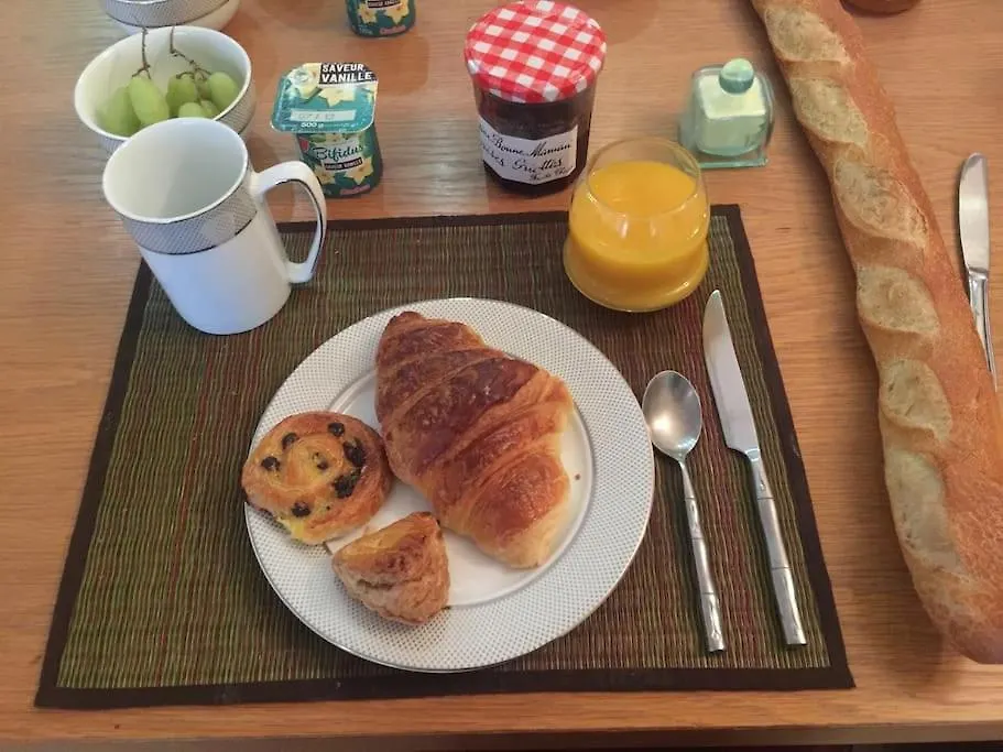ベッド・アンド・ブレックファスト Private Bedroom 1 Near Eiffel Tower, Saint Germain パリ