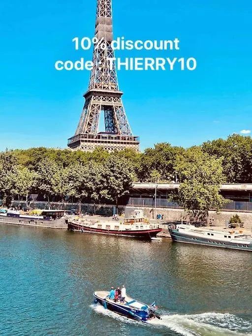 ベッド・アンド・ブレックファスト Private Bedroom 1 Near Eiffel Tower, Saint Germain パリ