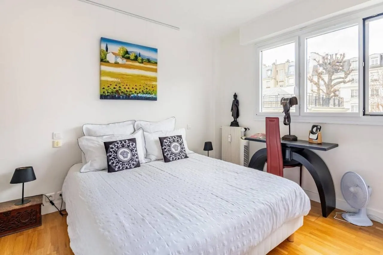 Private Bedroom 1 Near Eiffel Tower, Saint Germain パリ フランス